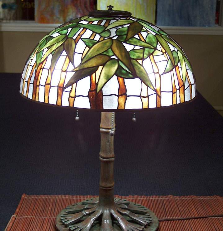 Fabrication artisanale de lampes Tiffany selon les méthodes traditionnelles.